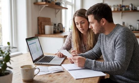 Cara Menyusun Anggaran Keluarga Dual Income agar Tidak Saling Tudung