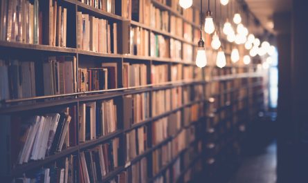 Buku dan rak buku sebagai ilustrasi menabung dana pendidikan anak