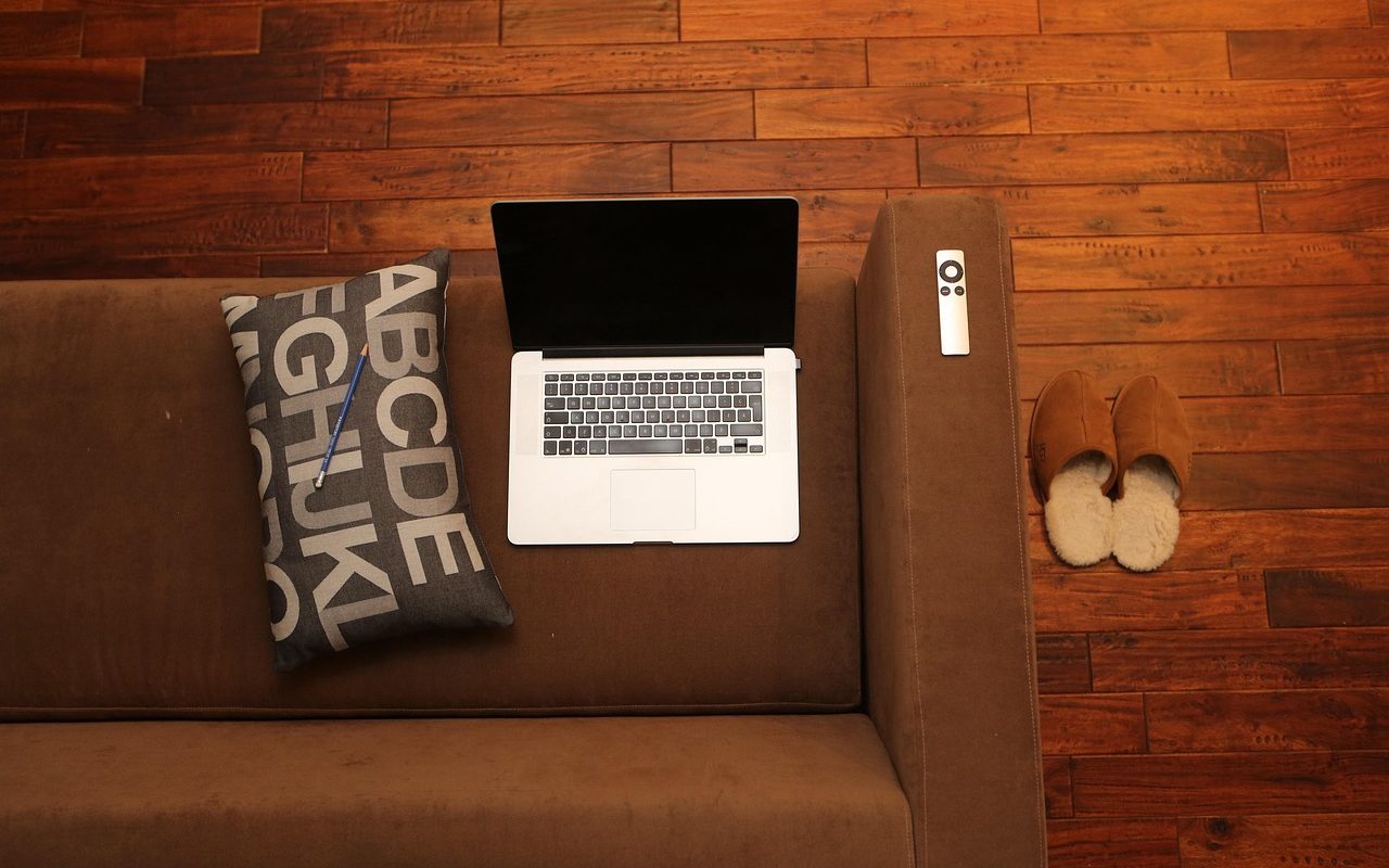 Notebook dan laptop untuk mencatat inventaris barang rumah tangga