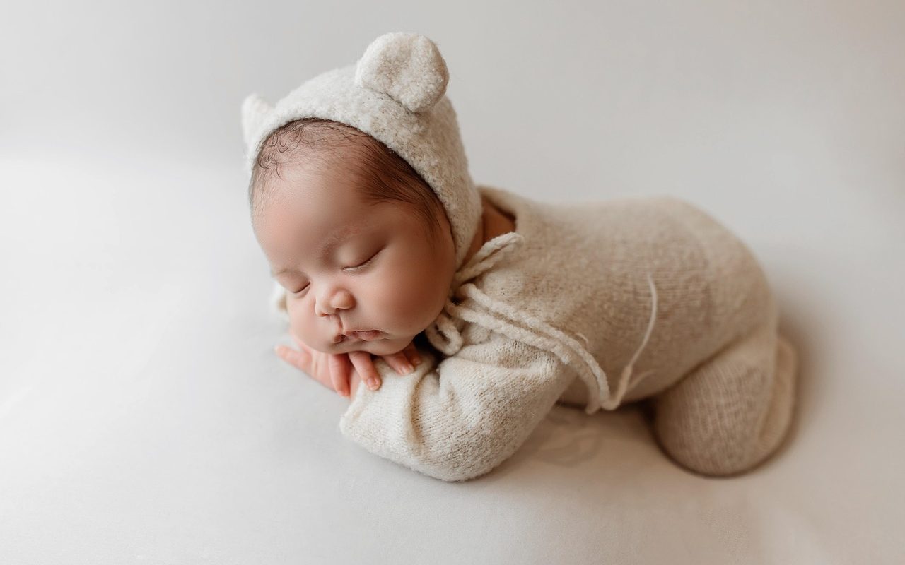 Bayi baru lahir tertidur