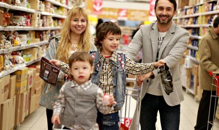 Keluarga belanja bahan makanan di supermarket