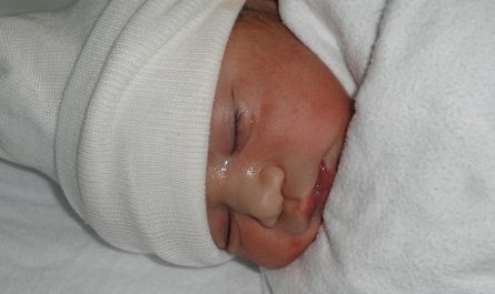 Bayi baru lahir bersama ibu di rumah sakit