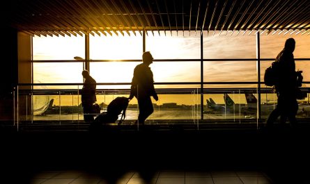 bandara dengan penumpang perjalanan keluarga