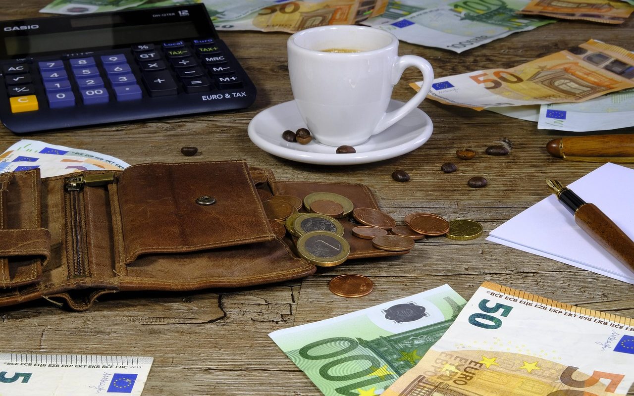 dompet dan kalkulator perencanaan anggaran