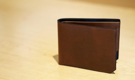 Dompet dan uang tunai sebagai ilustrasi perbandingan bayar tunai dan cicilan